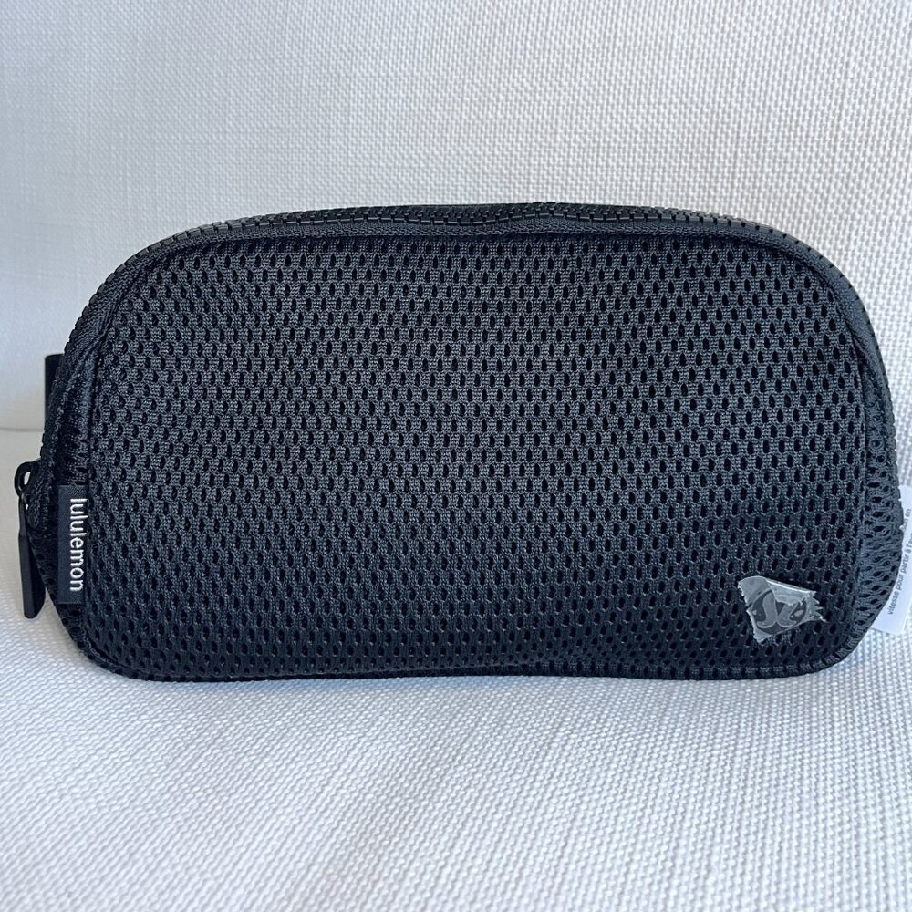 Lululemon Everywhere Belt Bag Knit Mesh Black NWT Crossbody Size 1L - Picture 2 of 5